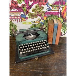 Royal Typewriter. Royal Green from the 1930s. Amazing vintage condition.
